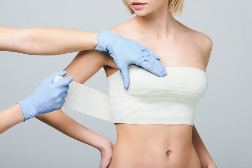 Bandage du corps d'une femme après opération